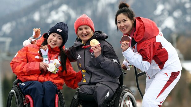 Muraoka Momoka (à gauche) après avoir obtenu sa médaille d’argent au slalom géant assis, le 12 mars 2026. (© Reuters)