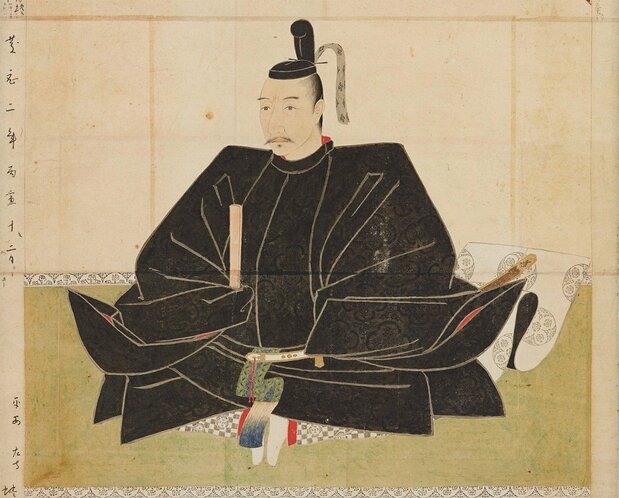 En la mayoría de los retratos de miembros de la aristocracia y guerreros estos se encuentran en posición de agura, con las plantas de los pies juntas. Esta también se conoce como rakuza (postura cómoda), aunque para nuestro tiempo sería una postura más bien incómoda. (Imagen: réplica de un retrato de Oda Nobunaga. Propiedad de la colección del Museo Nacional de Tokio. Fuente: ColBase)