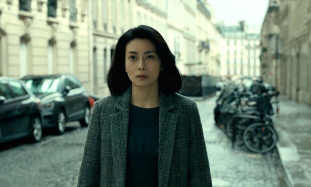 La escena inicial de la versión 2024 de Hebi no michi tiene lugar en las calles de una zona residencial común y corriente de París. © Cinéfrance Studios – Kadokawa Corporation - Tarantula