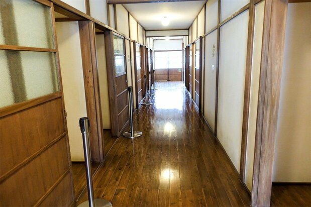 マンガ家たちが住んだ2階部分の再現。4畳半の部屋が向かい合わせに10室あり、部屋のドアは皆開けっ放しだったという=撮影・天野久樹