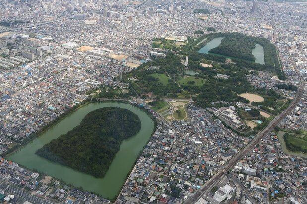 A bird’s eye view of the Daisen Kofun burial mound, where Emperor Nintoku is said to be buried (right, at back), and the tomb associated with Emperor Richū (left, at front). Photo taken in Sakai, Osaka Prefecture, on July 10, 2019. (© Jiji)