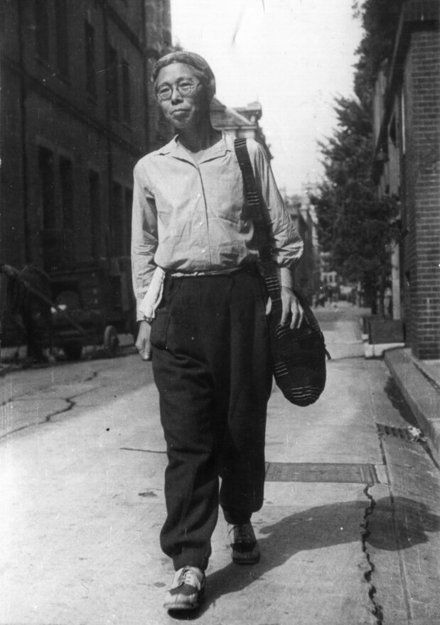 モンペ姿で、焦土の東京を奔走する市川房枝(1945年8月=市川房枝記念会提供)