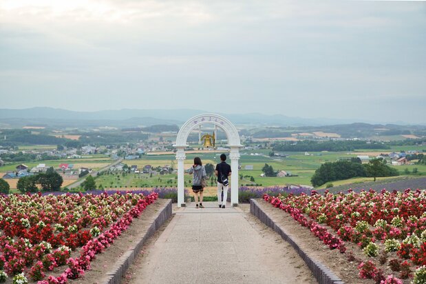 The Bell of Love is popular with couples. It is claimed that exchanging vows here will bring happiness.