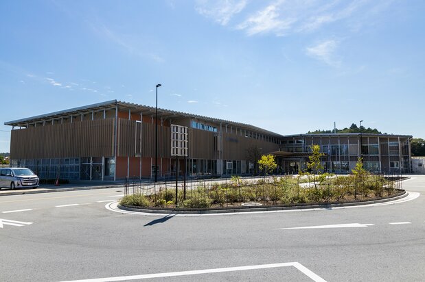 La structure en bois de la nouvelle mairie ne passe pas inaperçue. Futaba n’avait plus de services administratifs depuis mars 2011.