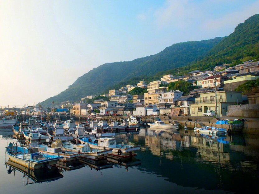 朝焼けに照らされて、今日も島の一日が始まる（祝島）