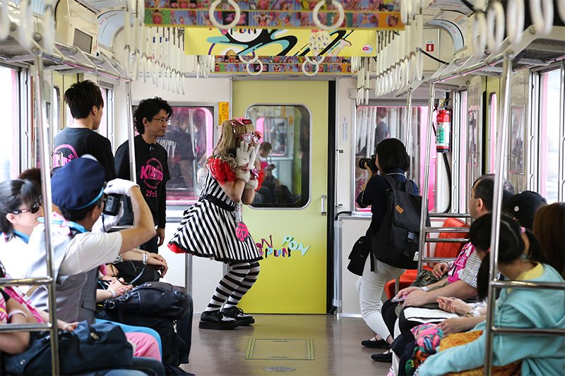 Entre los pasajeros había muchos disfrazados, al más puro estilo del cosplay, de la propia Kyari Pamyu Pamyu o con atuendos inspirados en el universo que presenta en sus canciones.