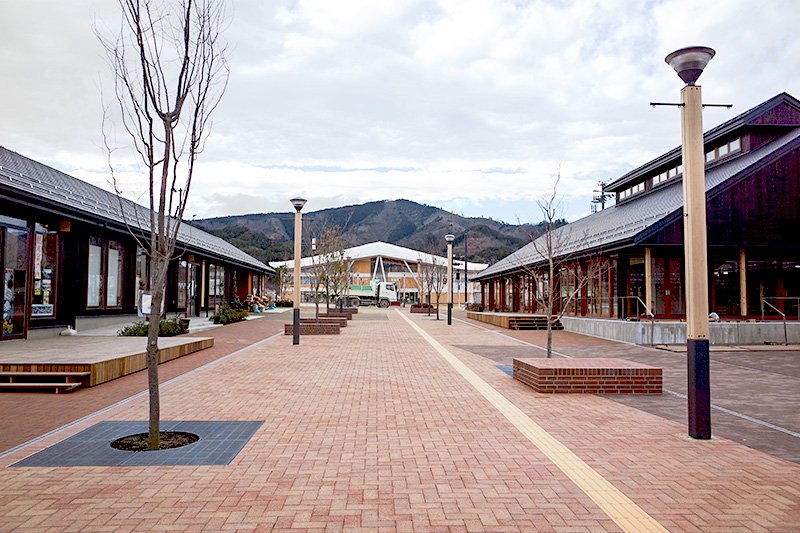 女川駅前にオープンした商業施設「シーパルピア女川」。まちの景観は格段によくなった。