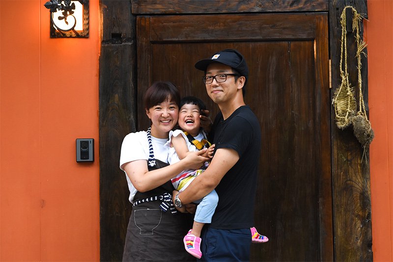 Nakatsuka Shūko y Yūki con su hija Kiharu frente a la puerta del minshuku Yosabei.