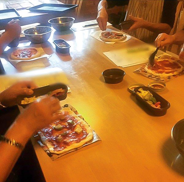 A handmade pizza course held at guesthouse Kaiseikan in 2019. (© Yurihama Chamber of Commerce)