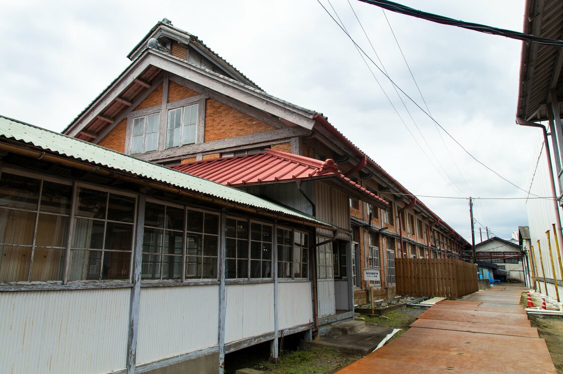 繰糸所の屋根の上には、換気口の役割を果たす小さな越屋根が乗っている