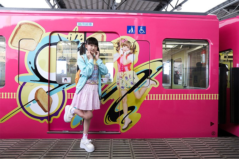 Kamigata Yumeka, estudiante de secundaria media, imita la pose de la artista.