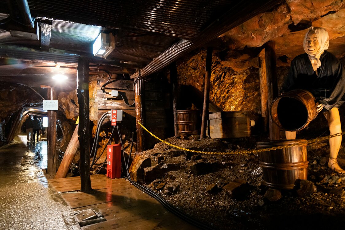 Los maniquíes representan de forma realista los arduos trabajos a los que eran forzados los mineros para la extracción de cobre en el periodo Edo.