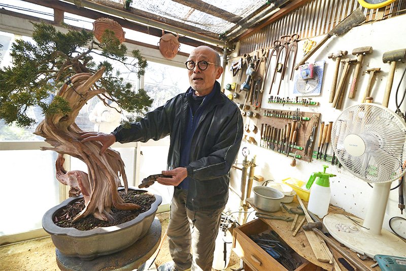 Kawabe fabrica casi todos los instrumentos que utiliza. (Fotografía: Sawano Shin’ichirō)