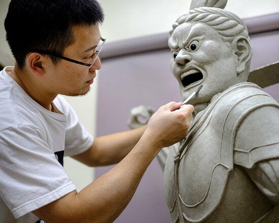 塑像を制作する博士課程(2019年度)の重松優志さん 写真=小島 久典(藝大)