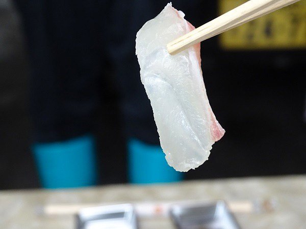 帶有橘香的蜜柑鯛生魚片（筆者攝影）