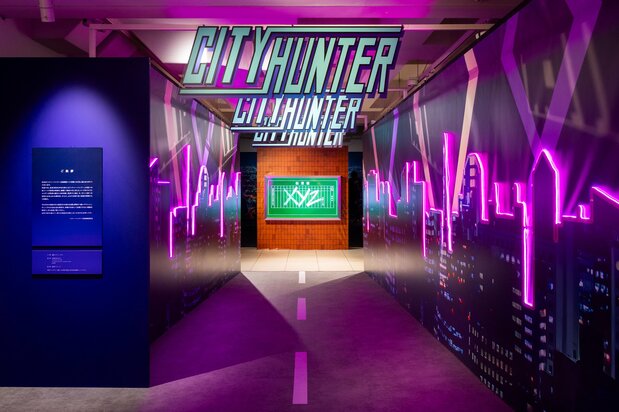 El comienzo de la exposición emula el paisaje nocturno de Shinjuku, con las letras “XYZ” que aparecen en el tablón de anuncios.