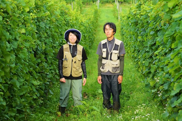 千葉ヴィンヤードの千葉信児・恵理夫妻。2014年からこの地でワイン生産に携わる 筆者撮影