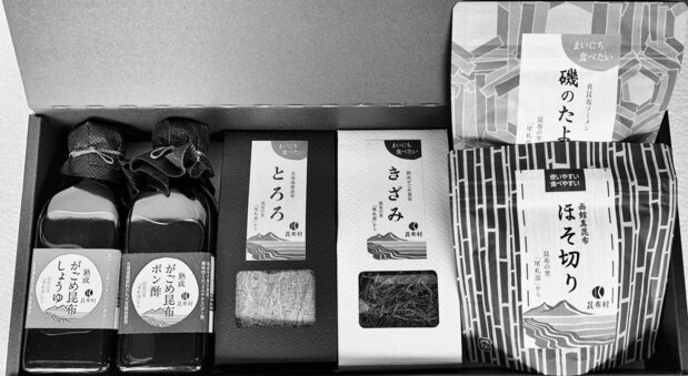 昆布村のギフトセット。左端がギフト大賞を受賞したごめ昆布しょうゆ(2021)