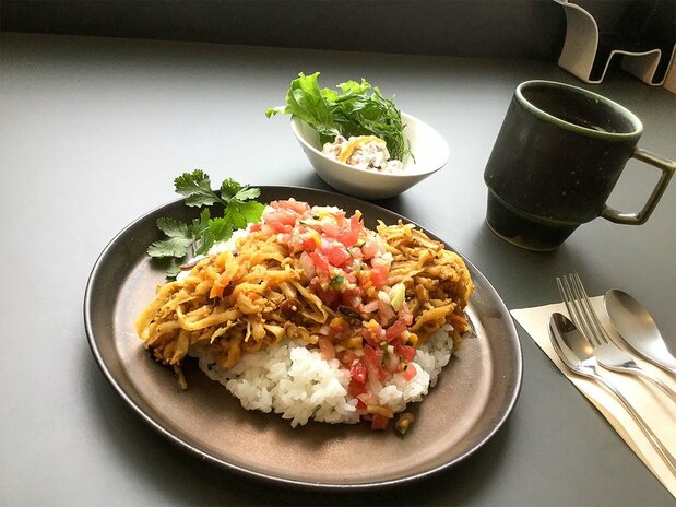 Curri con rábano japonés y setas shiitake deshidratados.