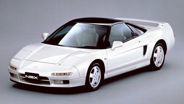 1990年9月発売のホンダNSX。ミッドシップ(エンジンを車体中央に搭載)、オールアルミボディの本格的スポーツカーだった ©HONDA