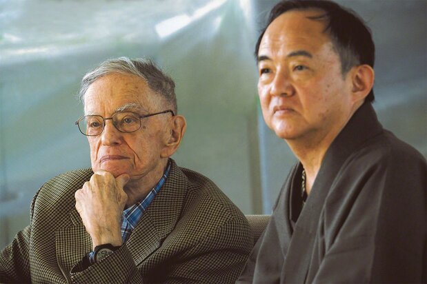 Donald Keene with Seiki at a jōruri puppet theater rehearsal at the Donald Keene Center Kashiwazaki in May 2017. (© Miyazawa Masaaki)