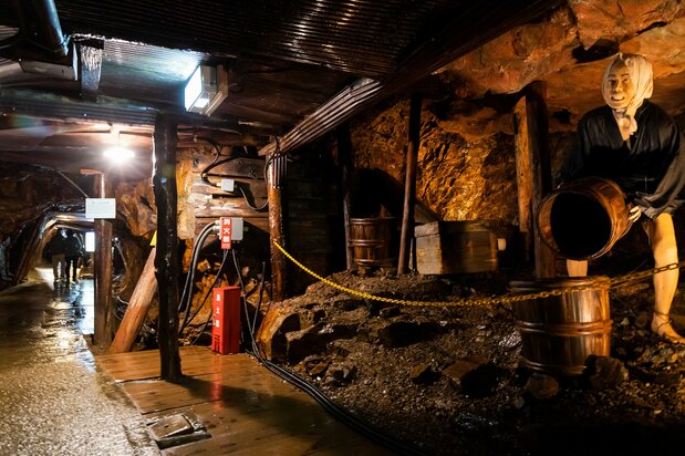 Realistic figures recreate the backbreaking labor of Edo-period mine workers.