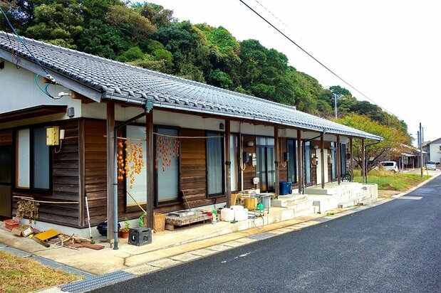 Housing for new residents. (© Mochida Jōji)