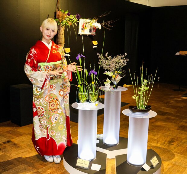 歌手PORIN(ポリン)さんはカキツバタを中心にした自由花(左)を出品