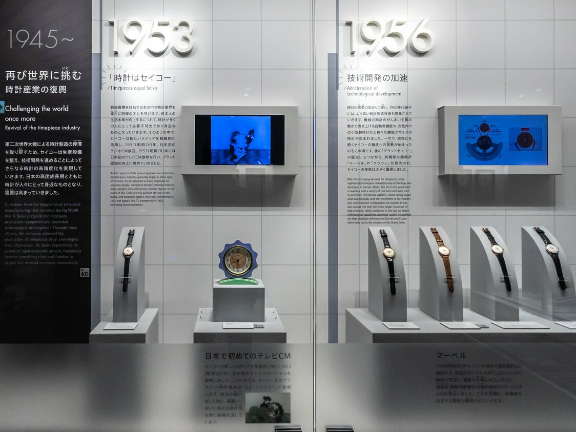 正中間是1953年，第一個在日本電視廣告中登場的鬧鐘