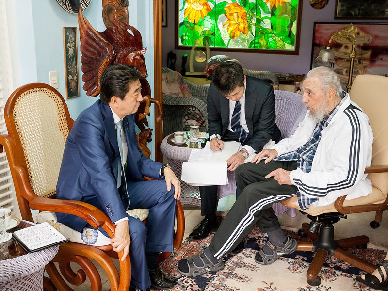 Prime Minister Abe talks with Fidel Castro (right), leader of the Cuban revolution and elder brother of Raúl Castro, the current president, in Havana on September 22, 2016. (© Estudios Revolucion/Jiji)