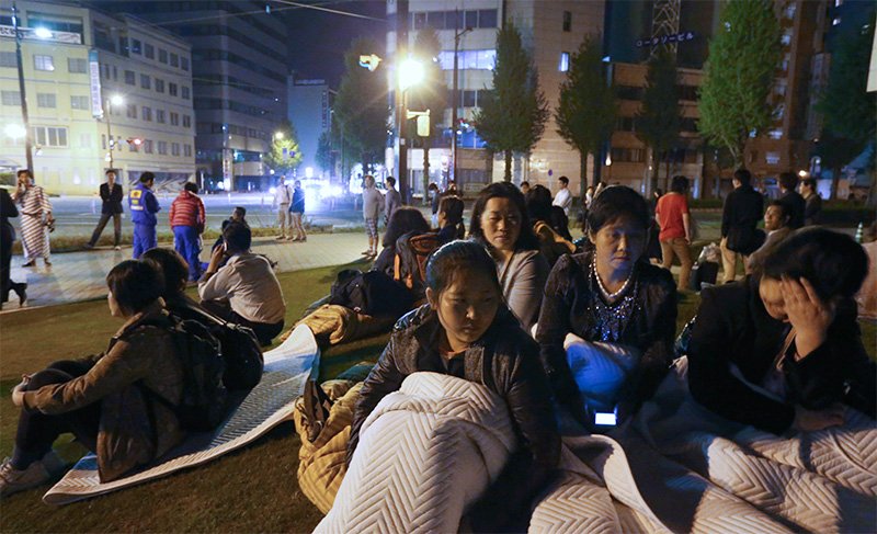 Personas evacuadas en una plaza tras el terremoto. En la madrugada del 16 de abril de 2016, Kumamoto. (Jiji)