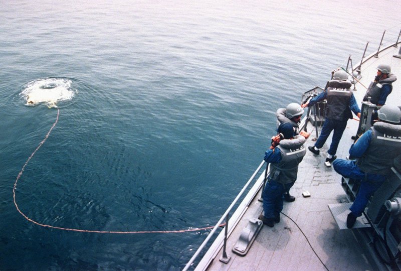 Self-Defense Force troops on their way to contribute to remote-control mine disposal efforts (June 19, 1991). (Photo:Marine Self-Defense Forces; Jiji Press)