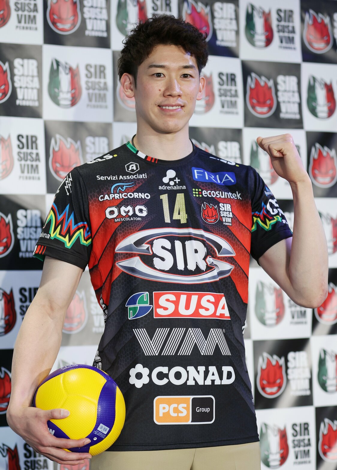 Ishikawa luce su nuevo uniforme en la rueda de prensa celebrada en Tokio el 17 de mayo de 2024, en la que se anunció su traspaso al Perugia, campeón de la Serie A en 2024. (Jiji Press)