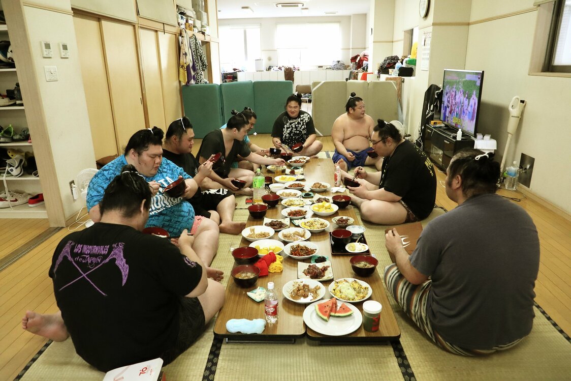 関取が食べ終わって個室に戻ると、入れ替わりに幕下以下の力士たちが食卓を囲む