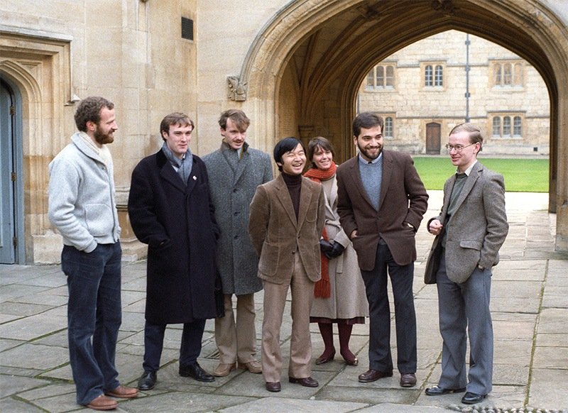英国のオックスフォード大学構内を散策され、学友らと談笑される徳仁親王＝1983年12月（時事）