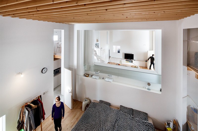 La chambre à coucher, d’où l’on aperçoit le salon en fond, et la salle de bains entre les deux.