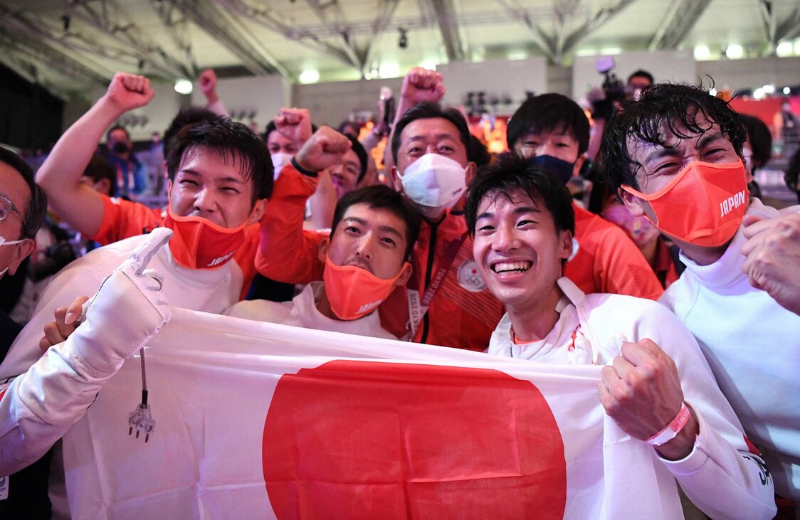 L’équipe japonaise masculine d’épée célèbre la fin de la compétition. La moyenne d’âge des quatre hommes est de 28,3 ans. (APF/Jiji)