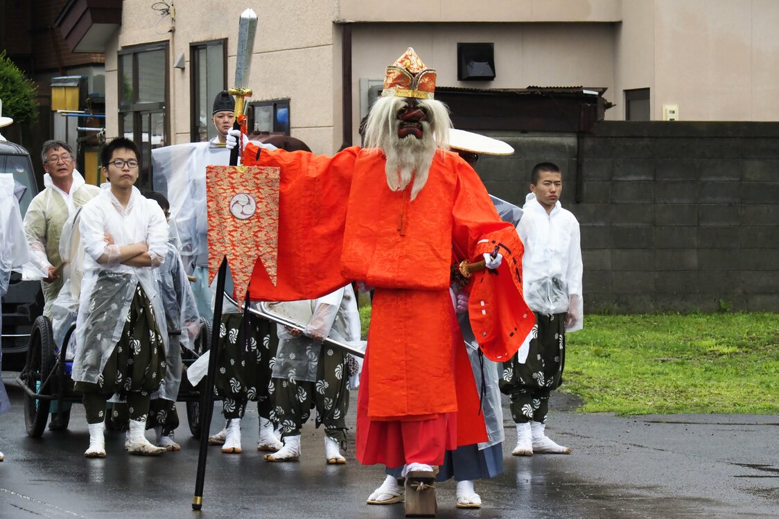 天狗の下駄（げた）は高さ20センチの一本歯