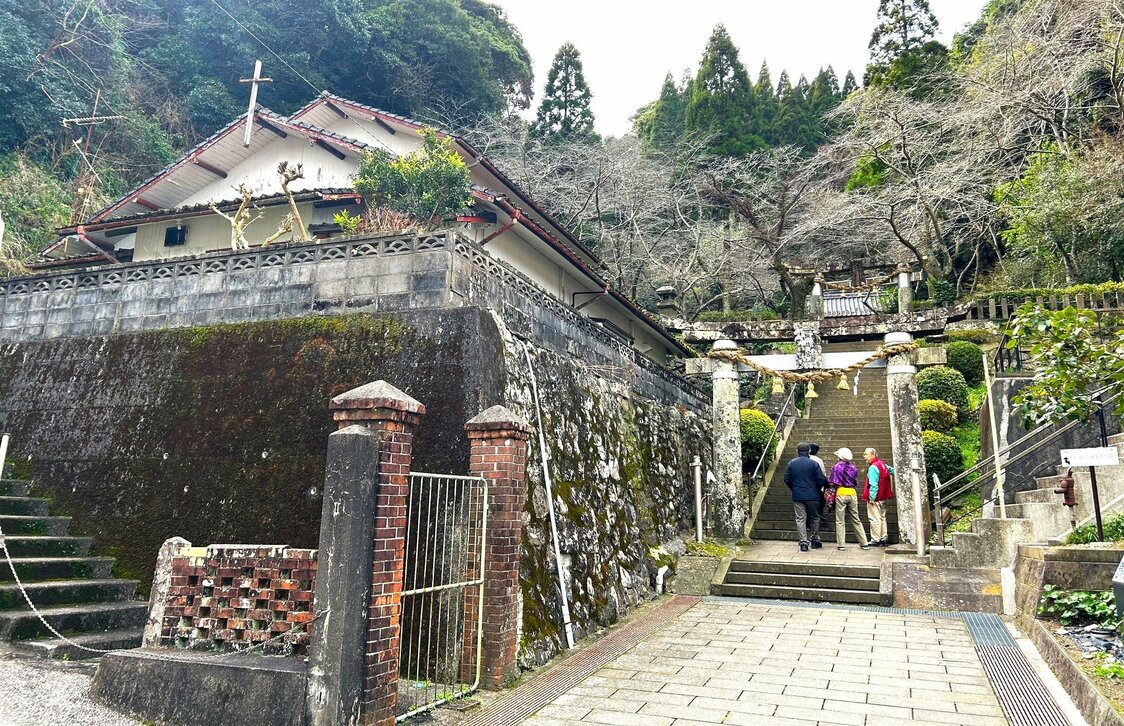 﨑津諏訪神社の境内に隣接して1888年に建てられた初代﨑津教会跡（左）　写真＝天野久樹