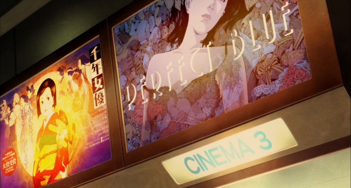 『パプリカ』は、登場人物の粉川が映画館へ足を運ぶ場面で終わる。劇場の前には、今監督作品のポスターが公開順に並ぶ ©2006 MADHOUSE／Sony Pictures Entertainment (Japan) Inc.