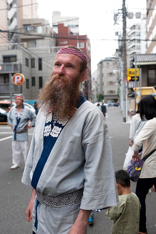 オーストラリア出身のMarkさん。三社祭の参加はこれで10年目。「駒形の印象？そうだな、外からの人間を快く受け入れてくれる懐の広さを感じるよ」。