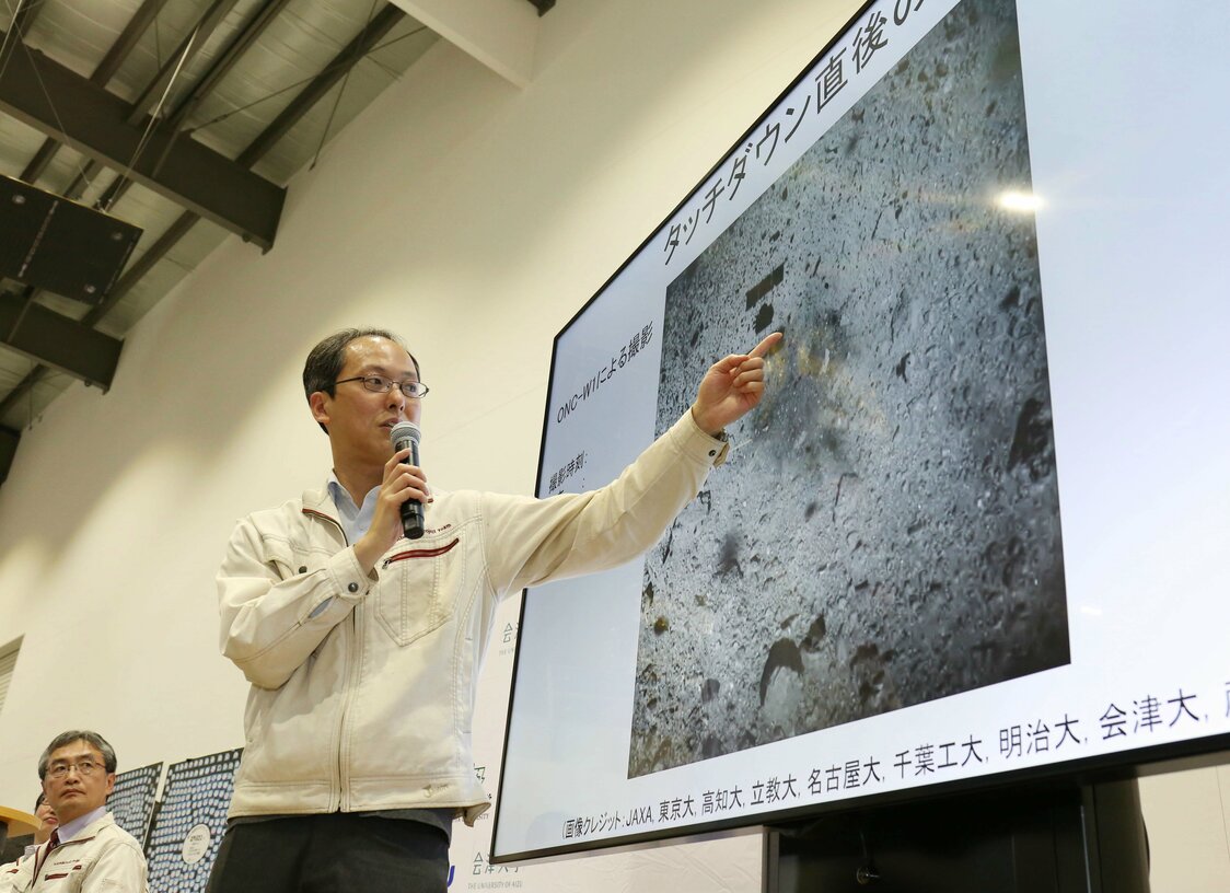 项目负责人津田雄一分析“隼鸟2号”探测器在“龙宫”小行星上着落后的图像，2019年2月22日，神奈川县相模原市JAXA宇宙科学研究所（时事社）