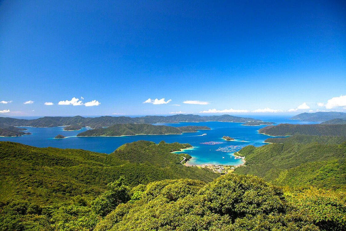 奄美大岛南部近海散布着加计吕麻岛、请岛、与路岛等众多岛屿