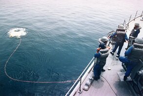 Self-Defense Force troops on their way to contribute to remote-control mine disposal efforts (June 19, 1991). Photo: Marine Self-Defense Forces; Jiji Press Ltd.