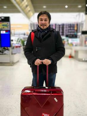 成田空港から経由便でセルビアに向け出発直前の小松さん(本人提供)