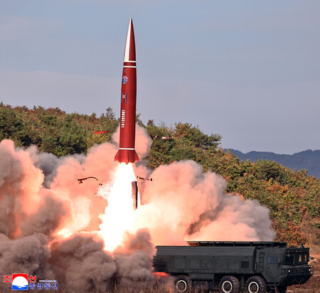 北韓飛彈總局12日進行戰術彈道飛彈試射。（朝鮮通信／時事通信）