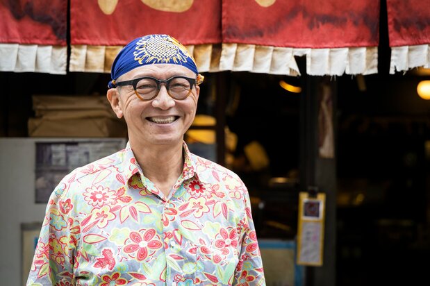 社長自らたい焼きを焼き、明るく接客する神戸さん
