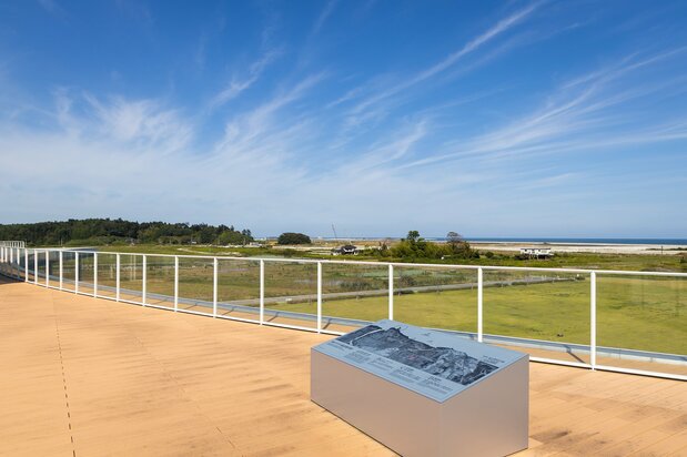 屋上からは海沿いで進む、復興祈念公園の工事現場が見えた。完成すれば伝承館の訪問者も増加する見込みで、語り部のさらなる活躍が期待される
