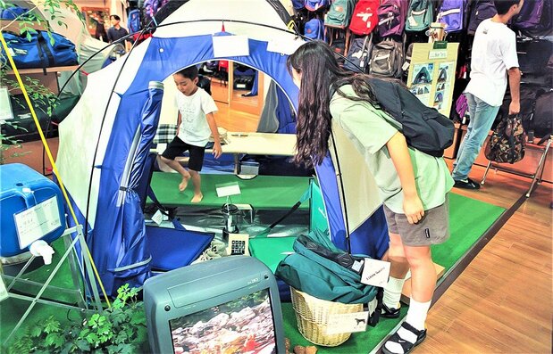 A 1994 camping gear display at a sporting goods store. Camping quickly grew into a common activity attracting women and children. (© Jiji)