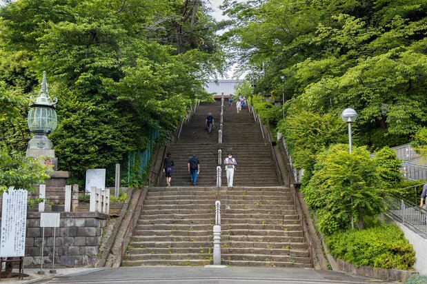 清正寄贈と伝わる96段の急な石段「此経難持坂」